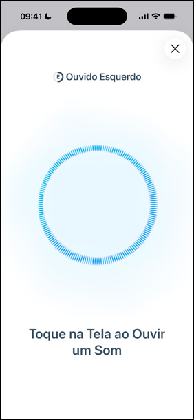 iPhone mostrando o Teste de Audição em andamento ao lado dos AirPods Pro 2.