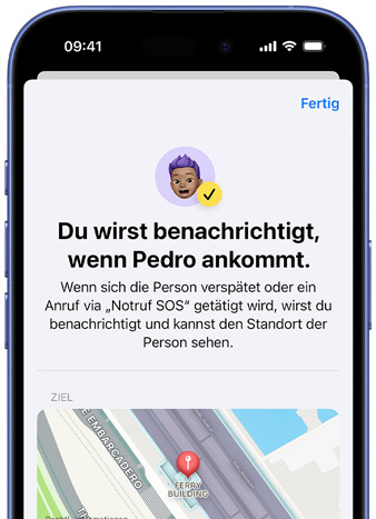Ein iPhone Display zeigt eine Bestätigung, dass eine „Wo ist?“ Mitteilung eingerichtet wurde. Der Text lautet „Du wirst benachrichtigt, wenn Pedro eintrifft“, die Karte mit gepinntem Standort befindet sich am unteren Rand des Displays