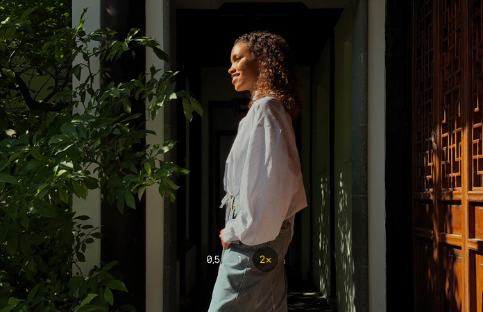 Foto di una donna scattata con il teleobiettivo 2x