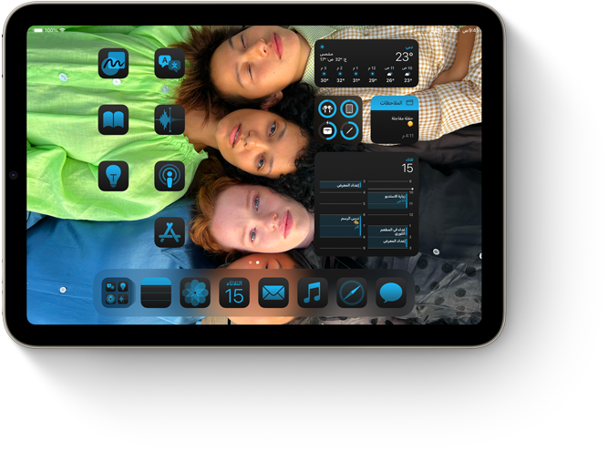iPad&nbsp;mini يعرض تطبيقات وأدوات منسقة مع خلفية مخصصة على الشاشة الرئيسية.