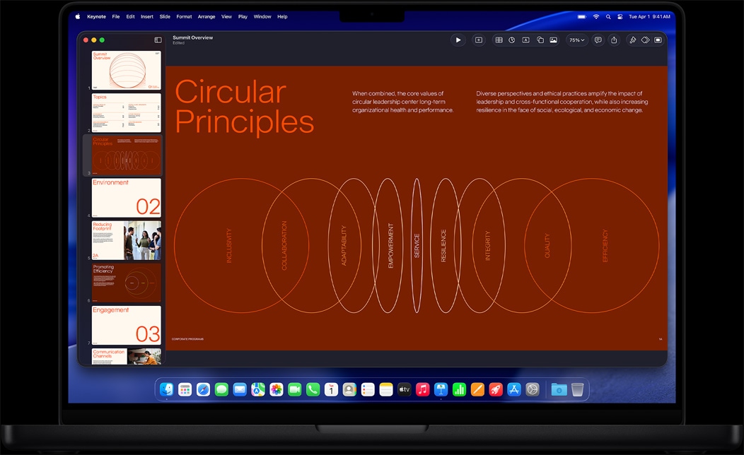 Obrazovka MacBooku Pro s tvorbou prezentácie Keynote na firemný samit