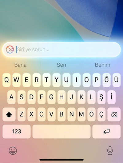 iPhone’da klavyenin üst kısmındaki bir metin alanında Siri’ye Sor yazıyor