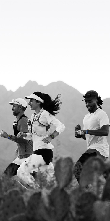 Троє людей, які бігають стежкою в пустелі, відстежують свої тренування на Apple Watch Ultra 3