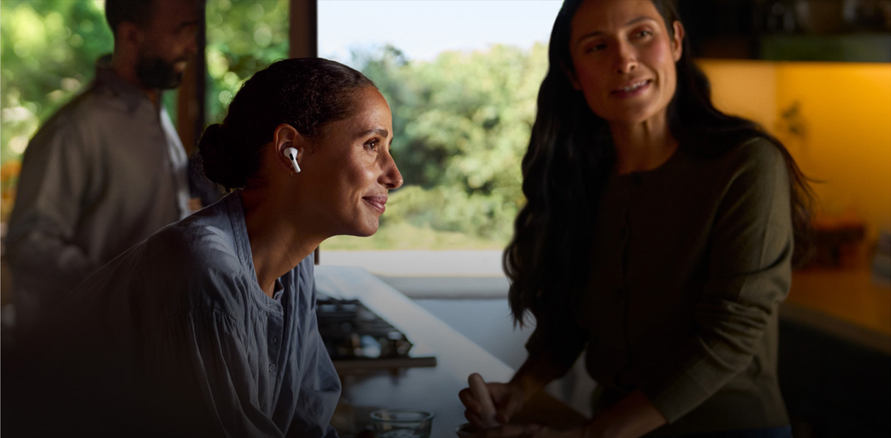 Mulher usando os AirPods 2.