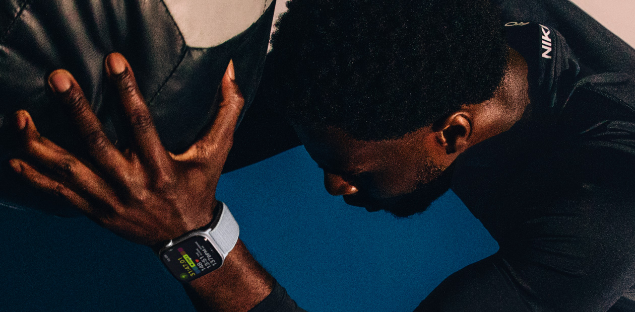 Homem se exercitando com o Apple Watch.