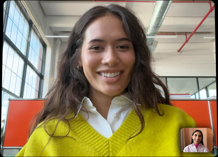 جهاز iPad&nbsp;Pro مثبت على لوحة مفاتيح ماجيك، الجزء الأمامي الخارجي مفتوح، شاشة تعرض مكالمة فيس&nbsp;تايم في وضع ملء الشاشة، مع تسليط الضوء على نظام كاميرات Pro‏