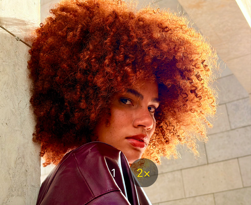 Fotografie a unei persoane realizată cu funcția Teleobiectiv 2x a camerei