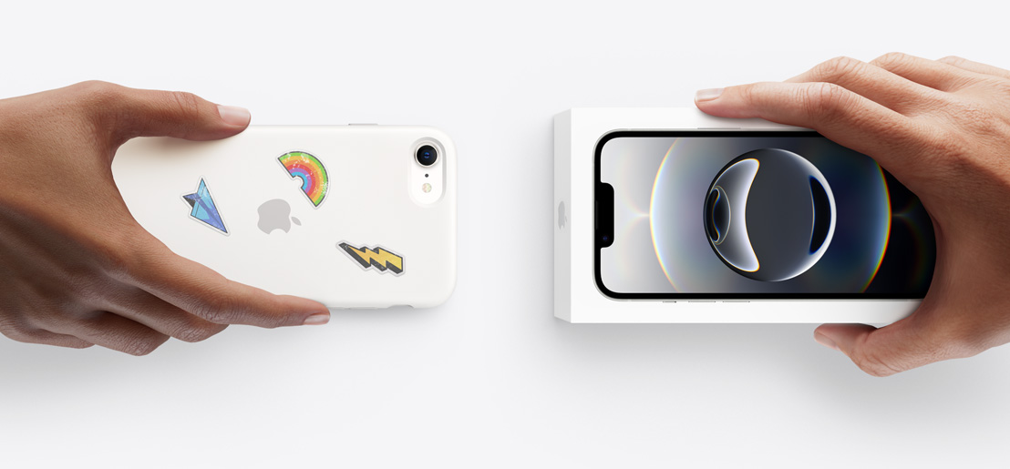 يدان تجريان عملية استبدال بين جهاز iPhone 16e مستخدم مع غطاء سيليكون وملصقات على الجزء الخلفي الخارجي وجهاز iPhone 17 جديد في العلبة.