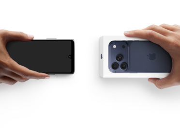 يدان تتبادلان هاتفين، هاتف Android على اليسار من دون علبة، وعلى اليمين iPhone&nbsp;17&nbsp;Pro جديد داخل علبته