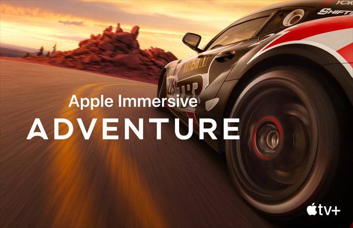 Une voiture de course, et en blanc, le titre Apple Immersive Aventure